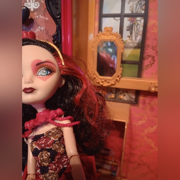 Ever After High Lizzie Hearts Spring Unsprung Book Playset & Doll - Picture 10 of 11